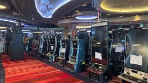 Antarmuka aplikasi mobile oca slot menampilkan permainan slot, live dealer, dan sportsbook